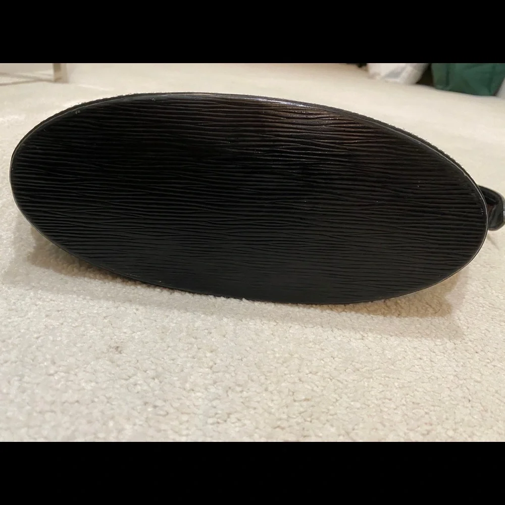 Authentic Epi Black LV Bag - Picture 2 of 9